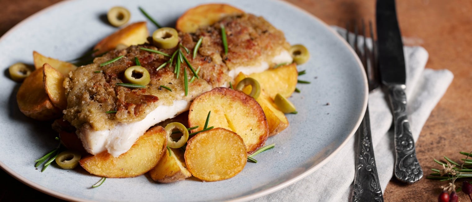 SPAR Mahlzeit Alaska-Seelachsfilet mit Oliven-Mozzarella-Kruste und Bratkartoffeln
