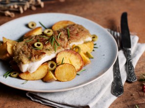 SPAR Mahlzeit Alaska-Seelachsfilet mit Oliven-Mozzarella-Kruste und Bratkartoffeln
