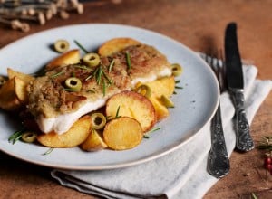 SPAR Mahlzeit Alaska-Seelachsfilet mit Oliven-Mozzarella-Kruste und Bratkartoffeln