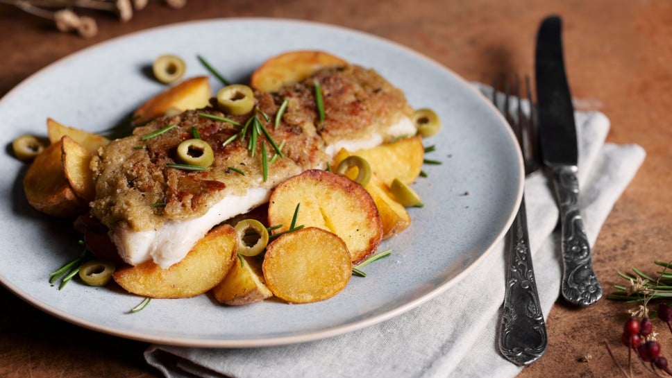 SPAR Mahlzeit Alaska-Seelachsfilet mit Oliven-Mozzarella-Kruste und Bratkartoffeln