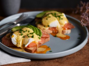 SPAR Mahlzeit Eggs Royale mit Avocado