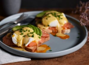 Eggs Royale mit Avocado