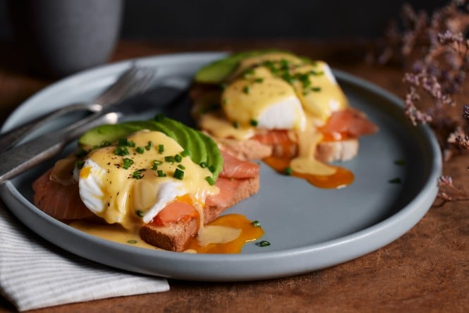Eggs Royale mit Avocado