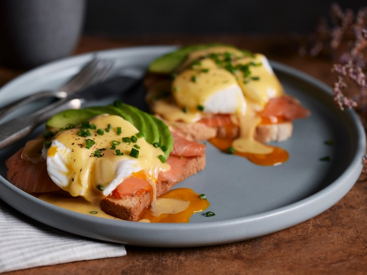 Eggs Royale mit Avocado