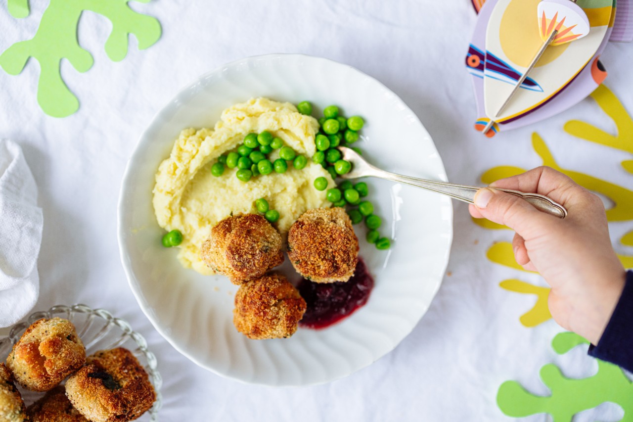 Fischbällchen mit Kartoffelpüree und Erbsen
