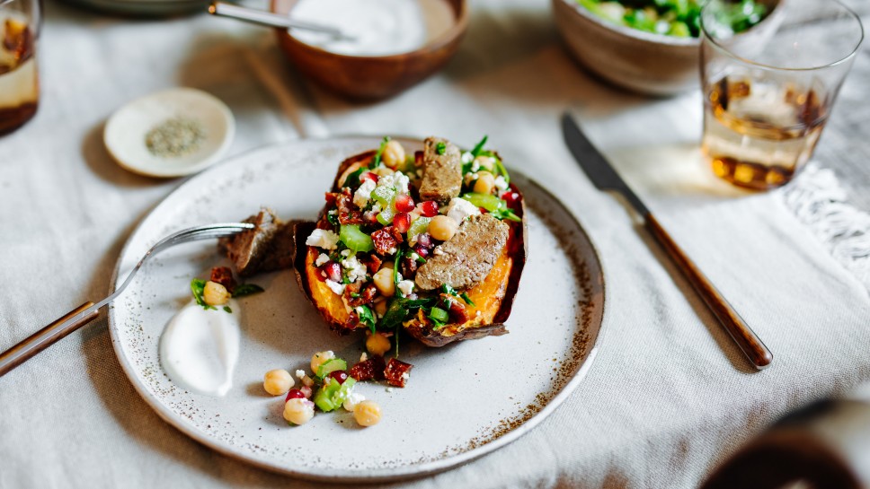 SPAR Mahlzeit Kichererbsen-Salat mit gebackenen Süßkartoffeln und Rinderfiletstreifen