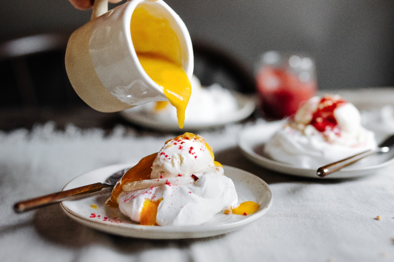 Vegane Mini-Pavlovas mit Fruchtsauce