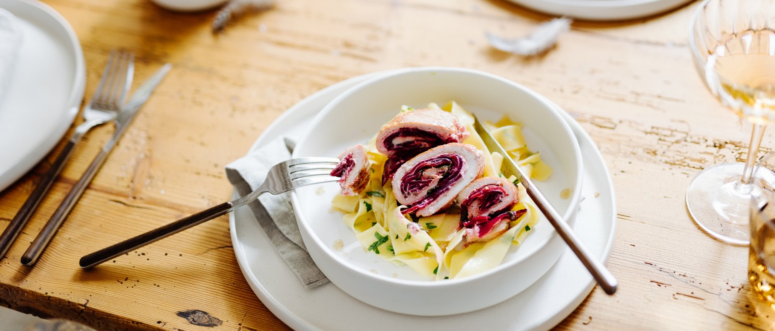 SPAR Mahlzeit Putenroulade mit roten Rüben, Ziegenfrischkäse und Bandnudeln