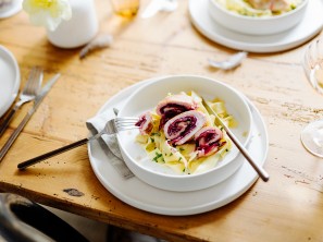 SPAR Mahlzeit Putenroulade mit roten Rüben, Ziegenfrischkäse und Bandnudeln