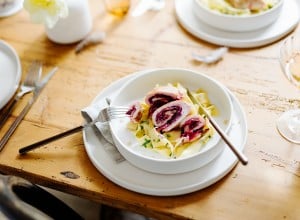 SPAR Mahlzeit Putenroulade mit roten Rüben, Ziegenfrischkäse und Bandnudeln