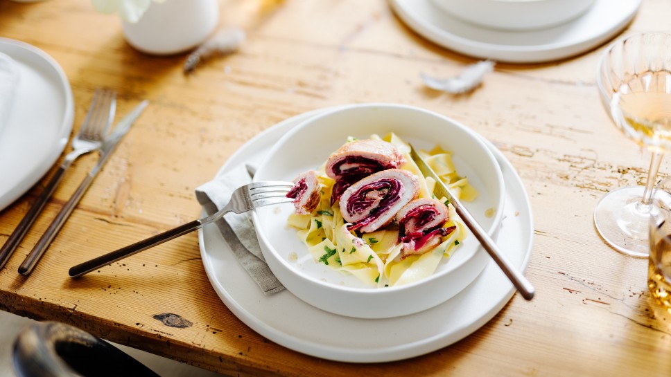 SPAR Mahlzeit Putenroulade mit roten Rüben, Ziegenfrischkäse und Bandnudeln