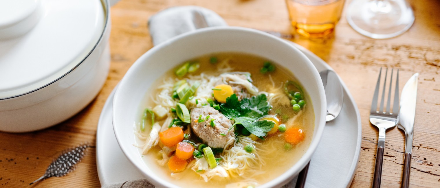 SPAR Mahlzeit kräftige Hühnersuppe mit Hendl-Nockerln und buntem Gemüse
