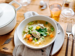 SPAR Mahlzeit kräftige Hühnersuppe mit Hendl-Nockerln und buntem Gemüse