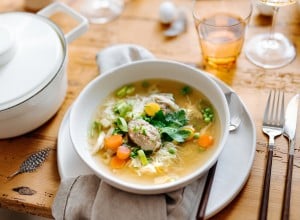 SPAR Mahlzeit kräftige Hühnersuppe mit Hendl-Nockerln und buntem Gemüse