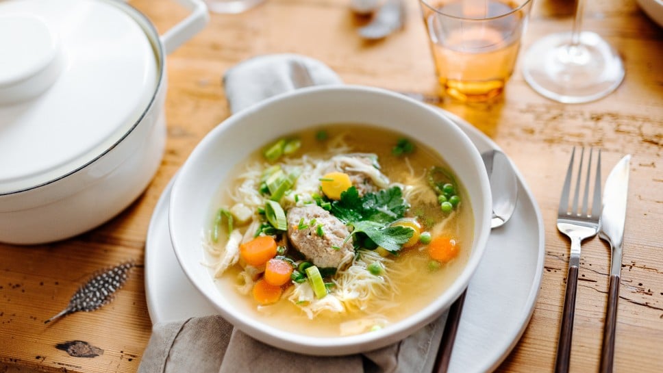 SPAR Mahlzeit kräftige Hühnersuppe mit Hendl-Nockerln und buntem Gemüse