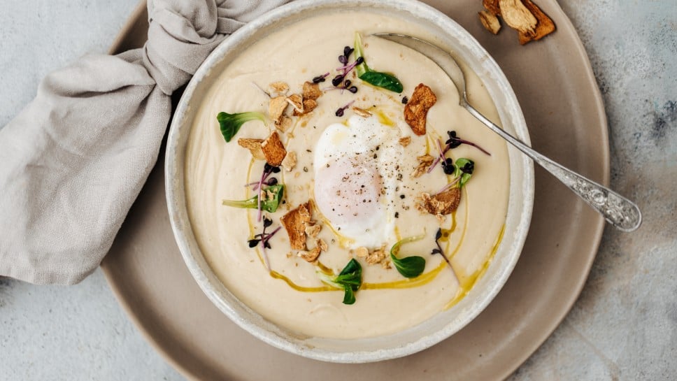 Sellerie-Birnen- Suppe mit pochiertem Ei