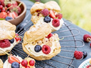 SPAR Mahlzeit Profiteroles mit Zitronencreme und Beeren
