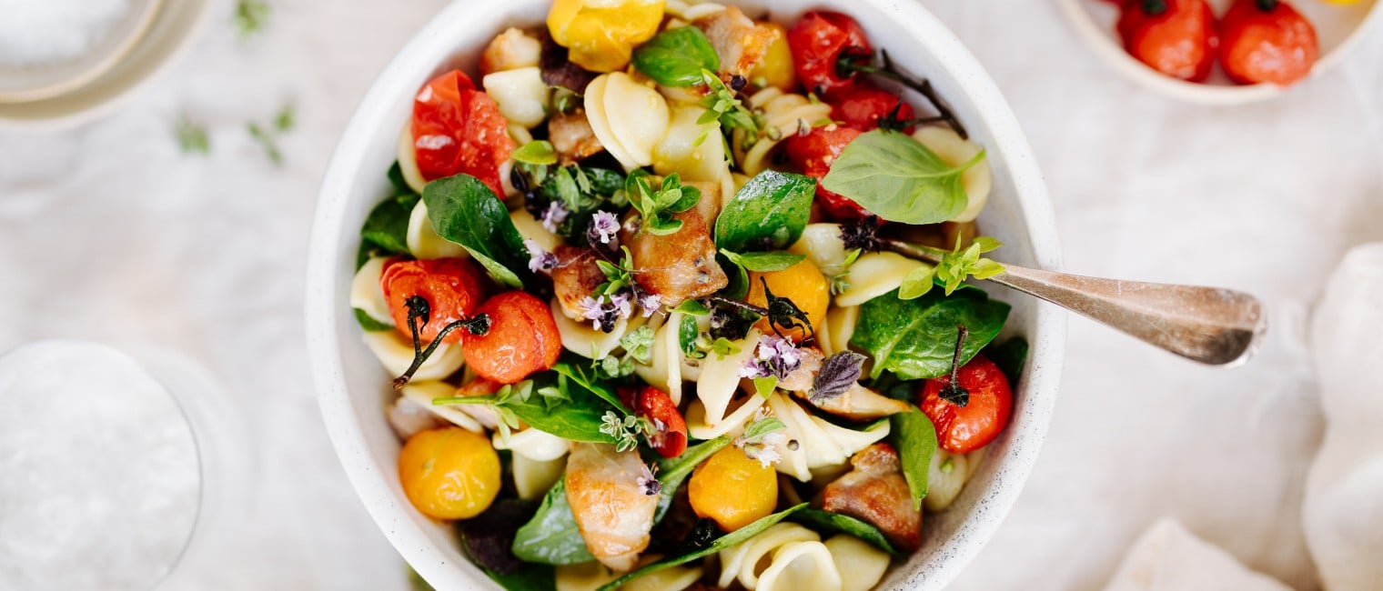 SPAR Mahlzeit Orecchiette Nudelsalat mit Hendl, Babyspinat und ofengeschmorten Tomaten