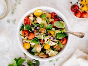 SPAR Mahlzeit Orecchiette Nudelsalat mit Hendl, Babyspinat und ofengeschmorten Tomaten