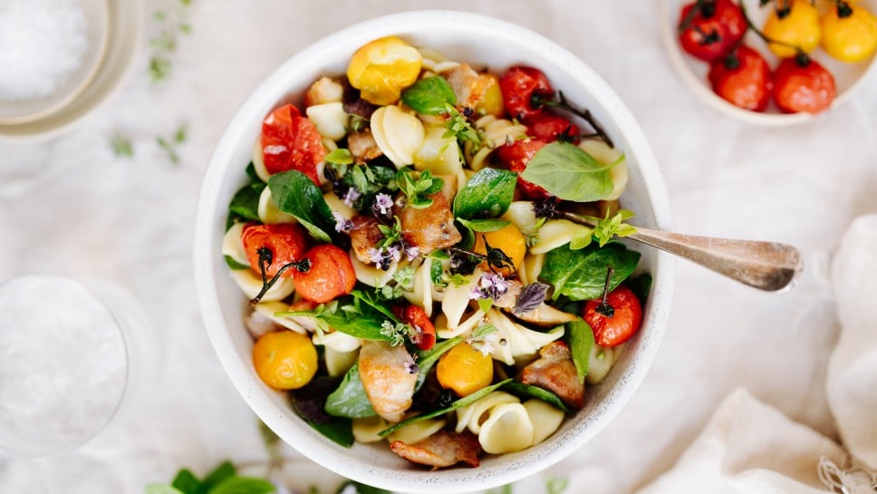 SPAR Mahlzeit Orecchiette Nudelsalat mit Hendl, Babyspinat und ofengeschmorten Tomaten
