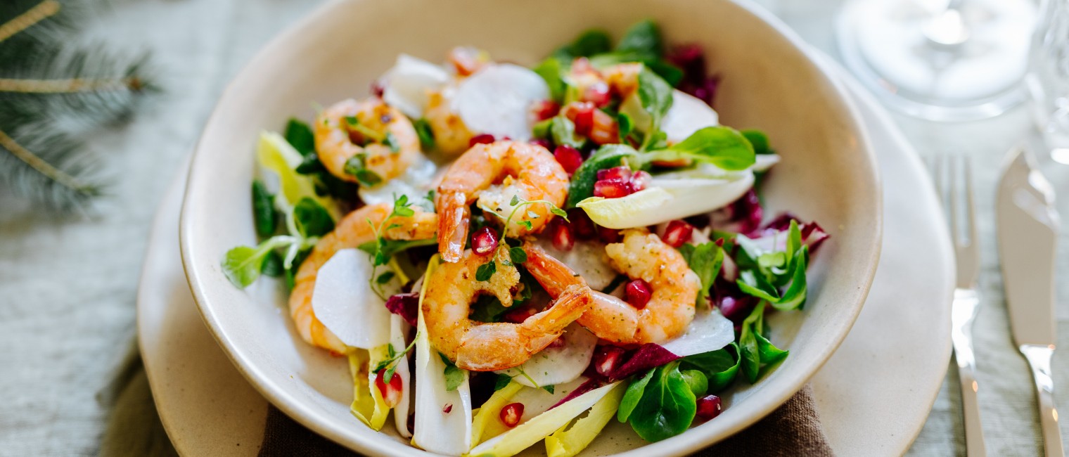 Winter-Blattsalate mit Garnelen, Rettich und