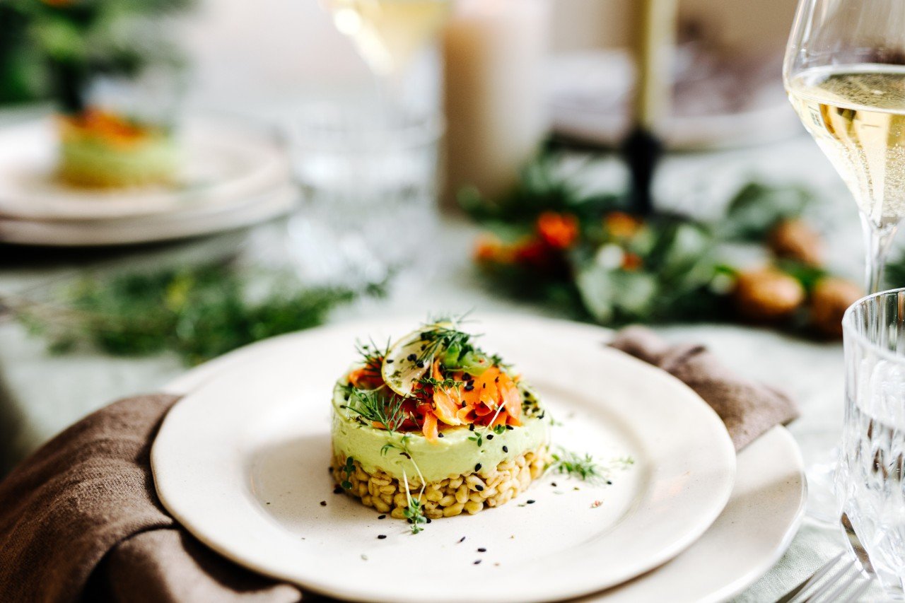 Räucherlachs mit Avocadocreme und Hartweizenboden