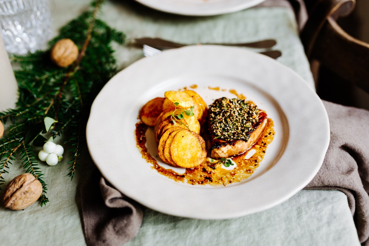 Thunfisch Steaks mit würziger Kruste, Erdäpfel Chips,