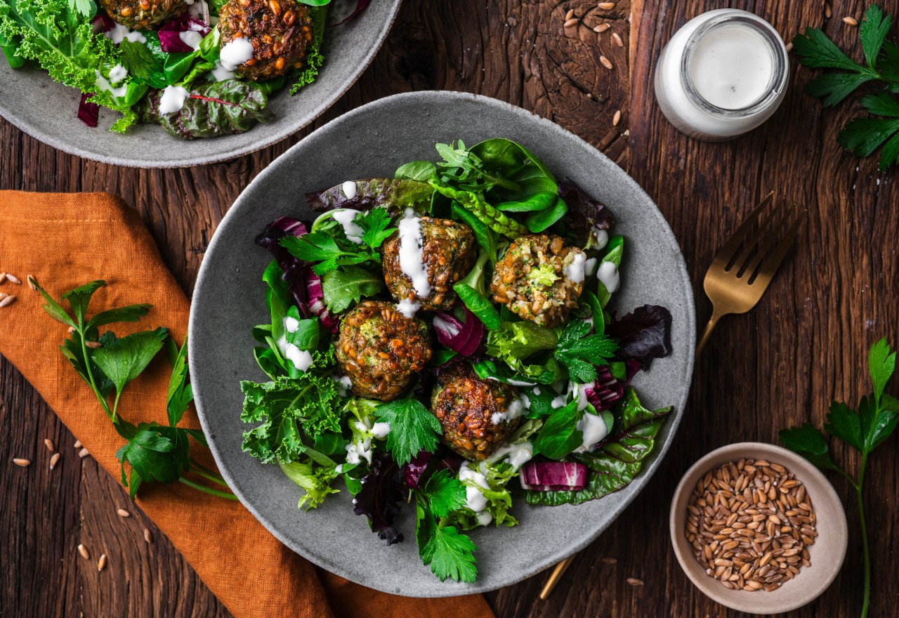 Blattsalate mit Emmer-Brokkoli-Bällchen Blattsalate mit Emmer-Brokkoli-Bällchen