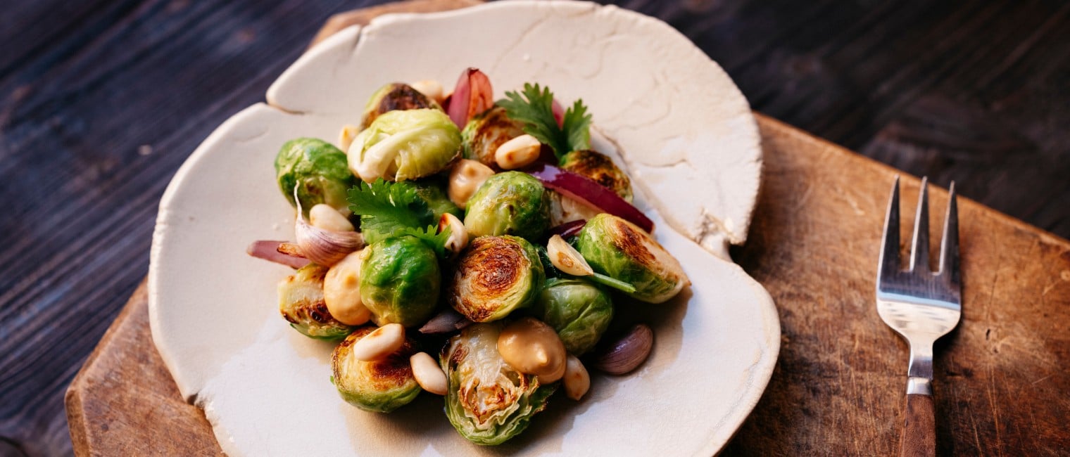 gegrillte Kohlsprossen mit Miso-Erdnuss-Sauce