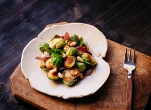 gegrillte Kohlsprossen mit Miso-Erdnuss-Sauce