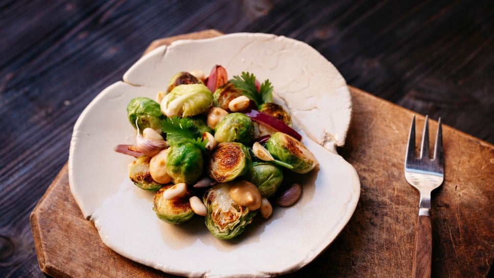 gegrillte Kohlsprossen mit Miso-Erdnuss-Sauce