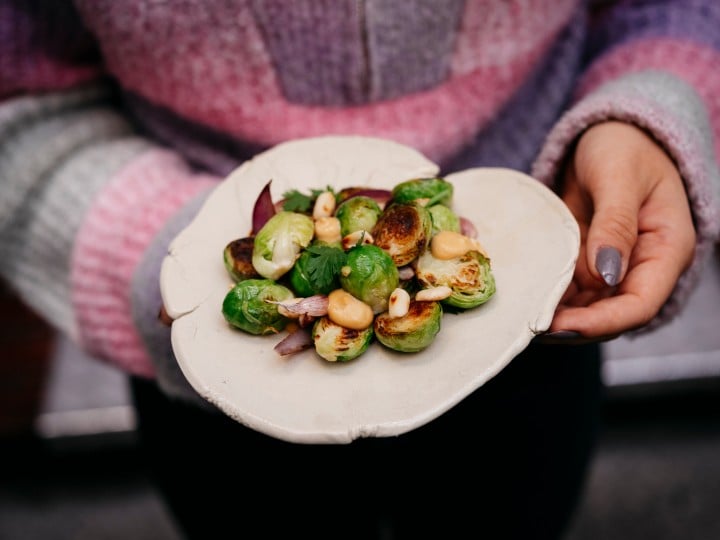 gegrillte Kohlsprossen mit Miso-Erdnuss-Sauce