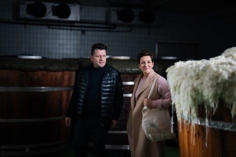 Roman Möstl zeigt Tici Kaspar die Sauerkraut Produktion