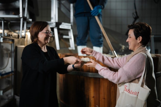 Iris Möstl und Tici Kaspar vor der Produktion beim Sauerkraut kosten