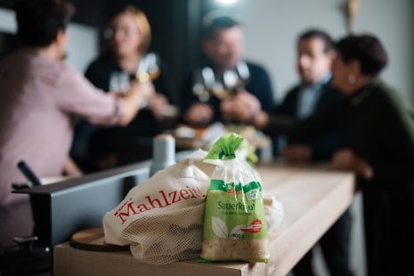 Familie Möstl und Tici im Hintergrund davor SPAR Sauerkraut
