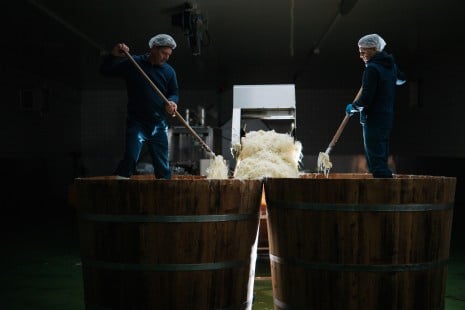 Mitarbeiter beim Sauerkrautstampfen