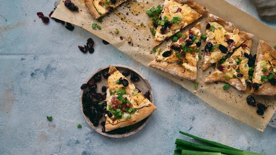 Flammkuchen mit Sauerkraut und Speck