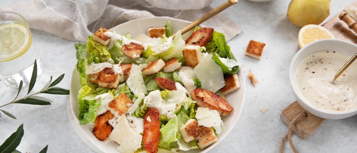Salat mit Hühnerstreifen und Skyr-Dressing