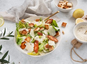 Salat mit Hühnerstreifen und Skyr-Dressing