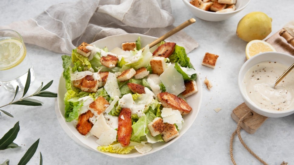 Salat mit Hühnerstreifen und Skyr-Dressing