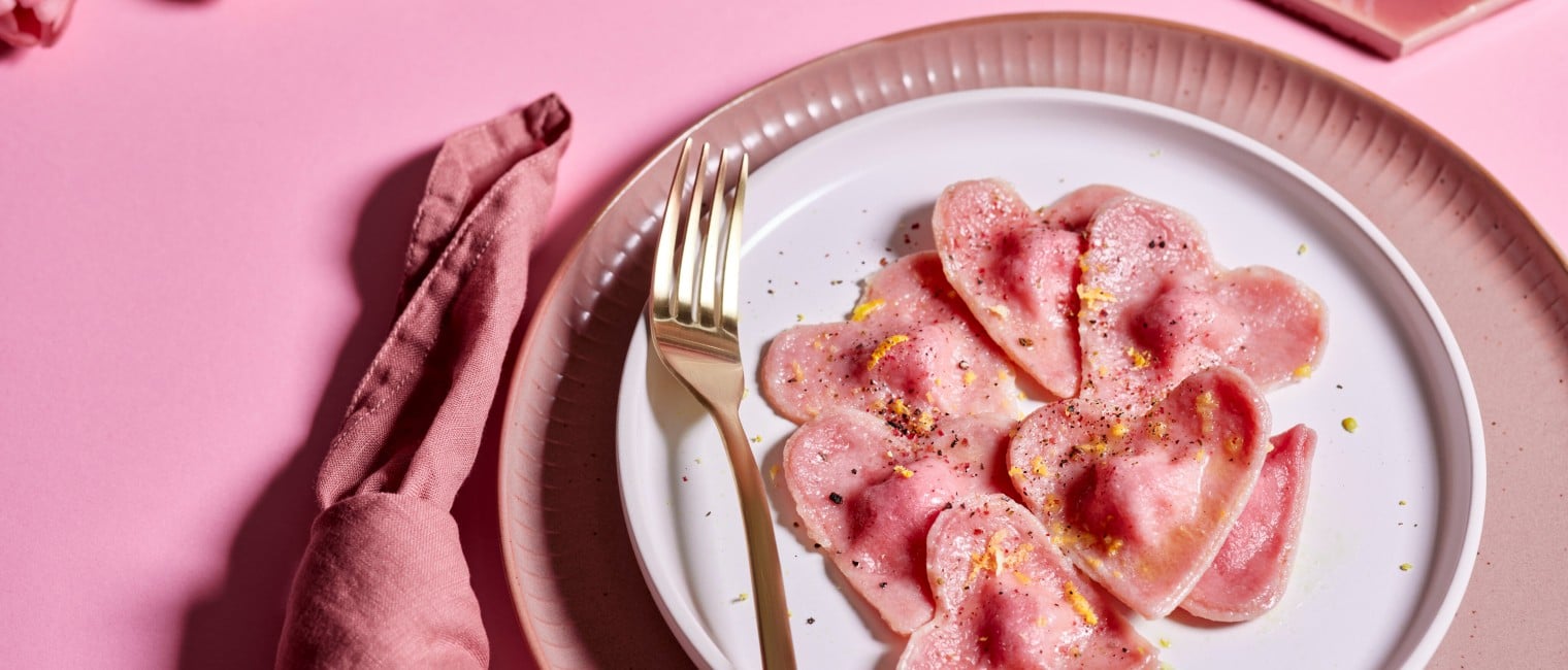 Herzförmige Rote-Beete-Ravioli mit Lachs-Füllung