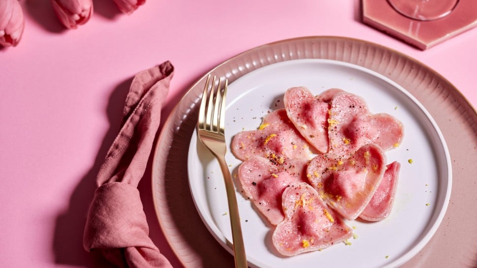Herzförmige Rote-Beete-Ravioli mit Lachs-Füllung
