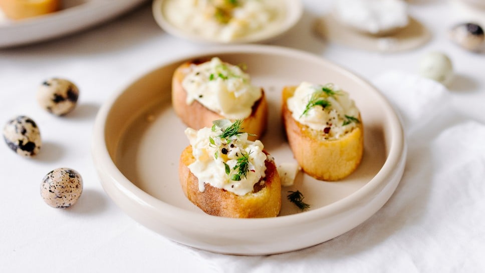 Crostini mit Eiersalat