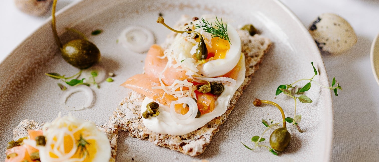 Knäckebrot mit Frischkäsecreme, Lachs und Ei