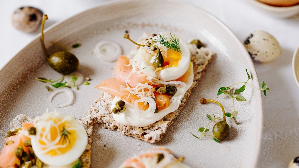 Knäckebrot mit Frischkäsecreme, Lachs und Ei
