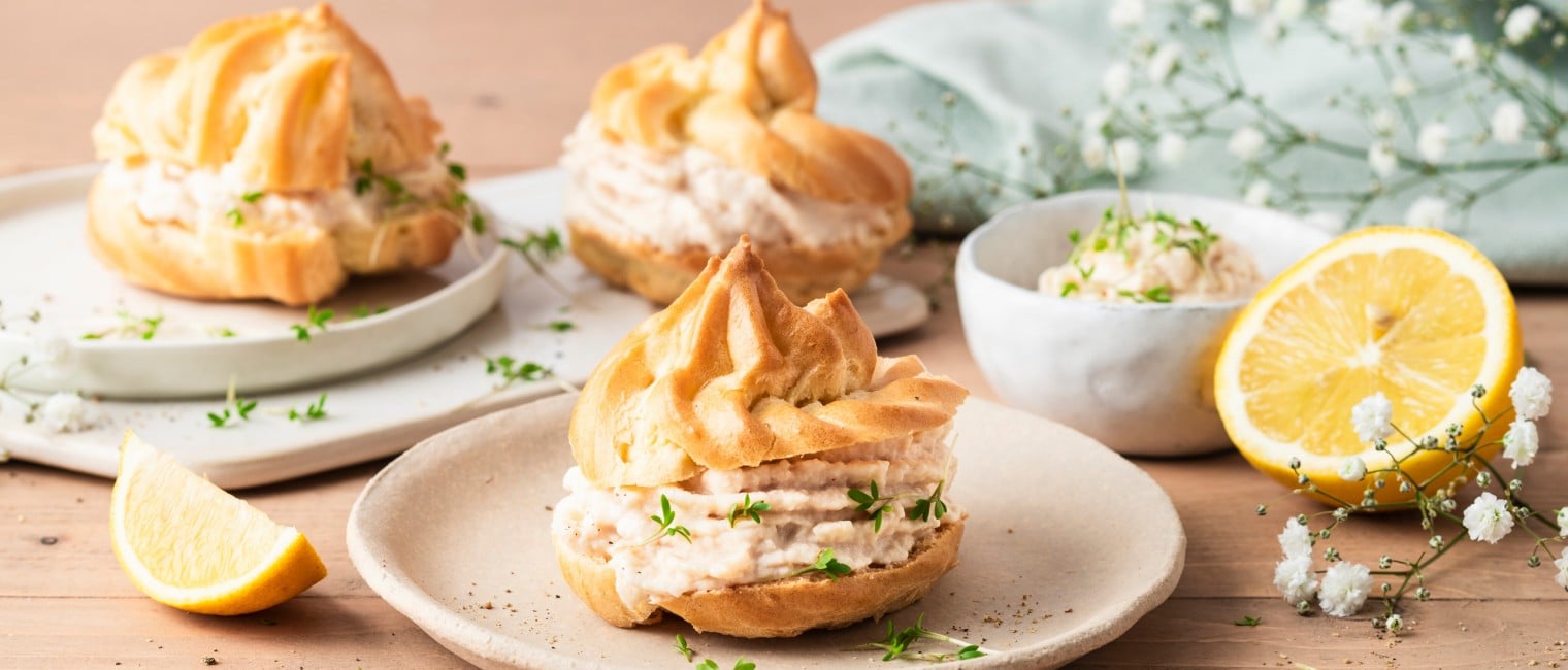 Brandteigkrapfel mit Lachsmousse