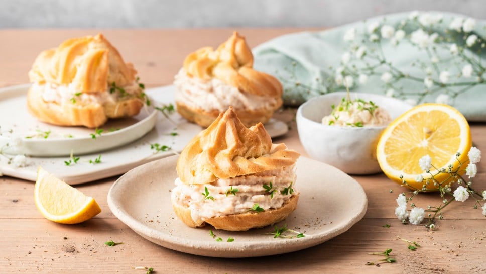Brandteigkrapfel mit Lachsmousse