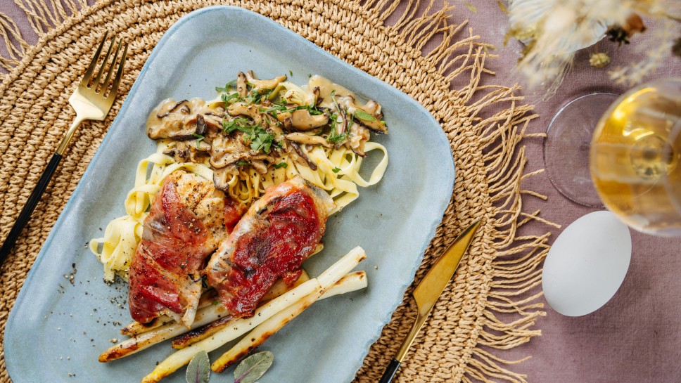 Saibling mit Rohschinken und cremigen Pilzen