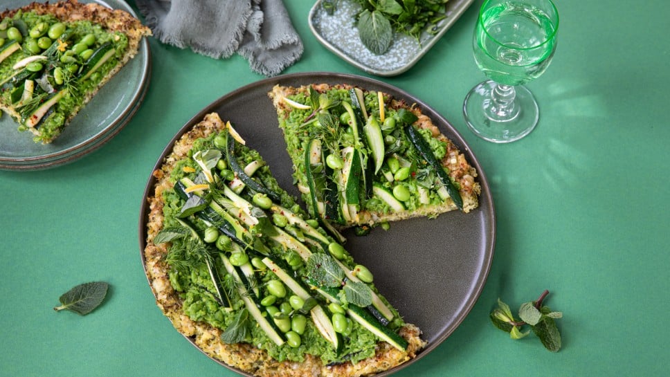 Brokkoli-Pizza mit Erbsenhummus