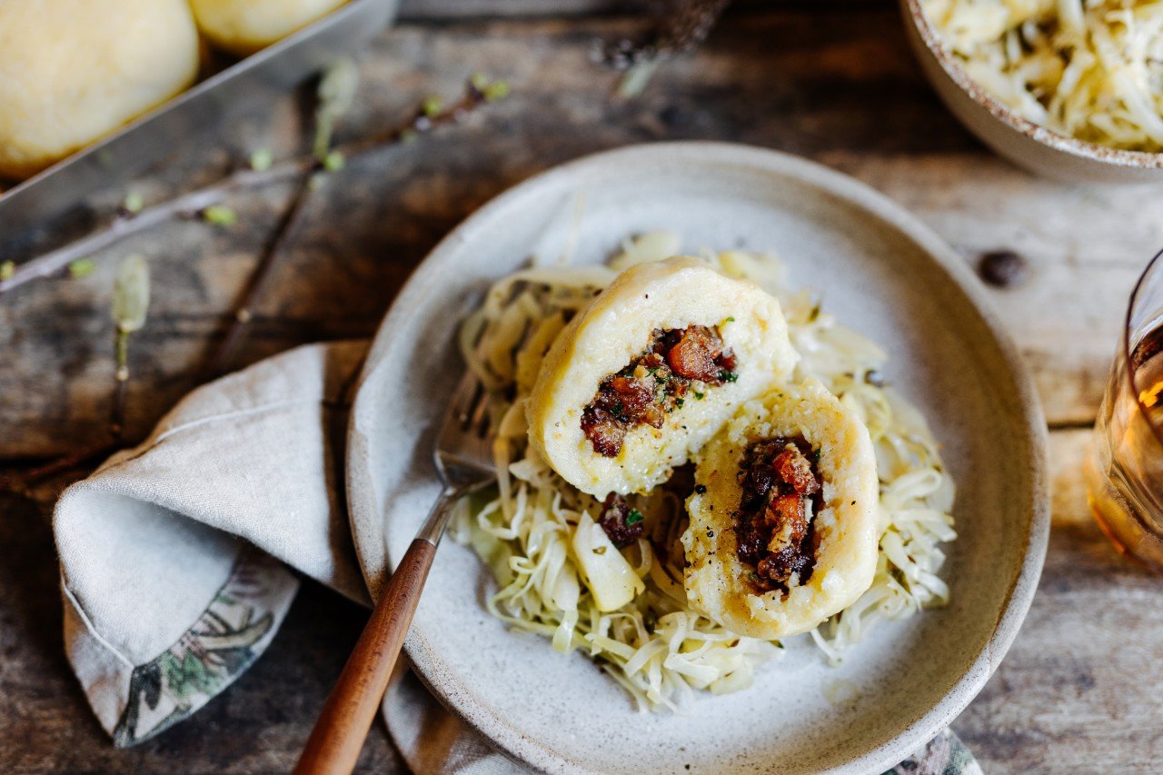Grammelknödel mit gedünstetem Apfel-Kraut